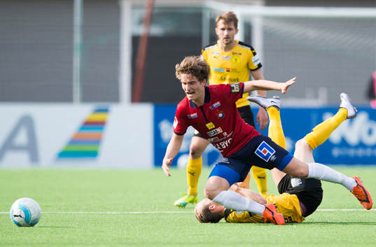 Örgrytes Jakob Lindström ramlar över Frejs Pontus