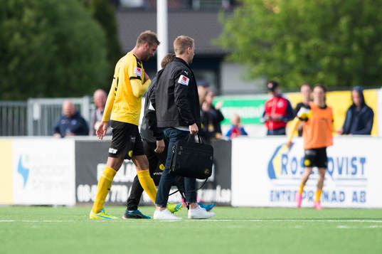 Frejs Johannes Gustafsson lämnar planen skadad