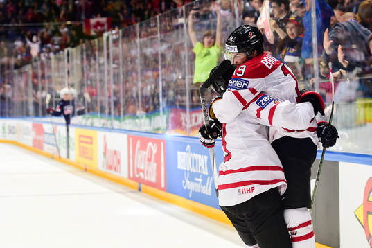 Kanadas Derick Brassard och Matt Duchene jublar