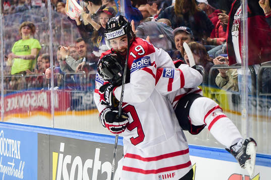 Kanadas Derick Brassard och Matt Duchene  jublar