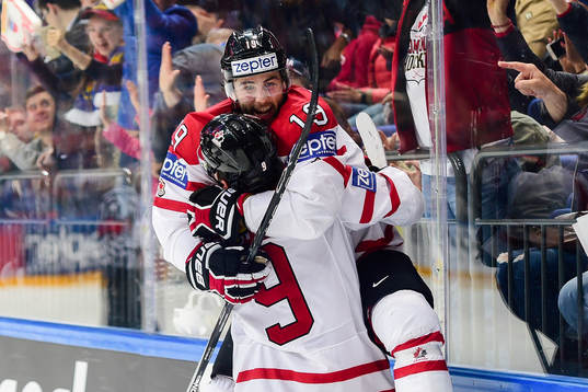 Kanadas Derick Brassard och Matt Duchene  jublar