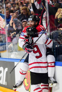 Kanadas Derick Brassard och Matt Duchene  jublar