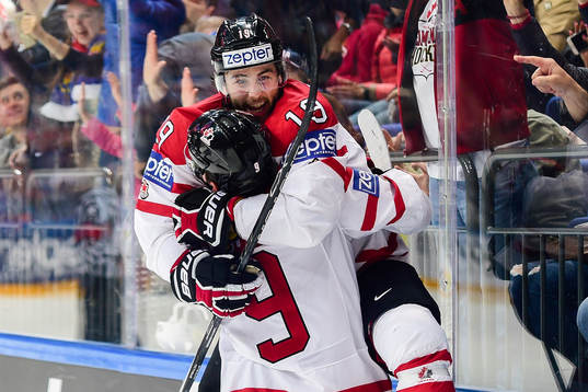 Kanadas Derick Brassard och Matt Duchene  jublar
