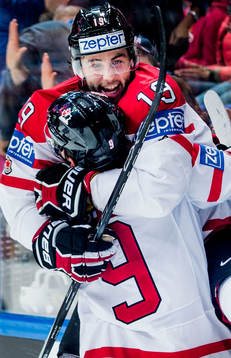 Kanadas Derick Brassard jublar i famnen på Matt Duchene