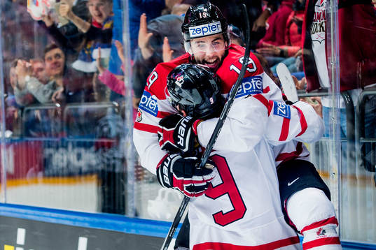 Kanadas Derick Brassard jublar i famnen på Matt Duchene
