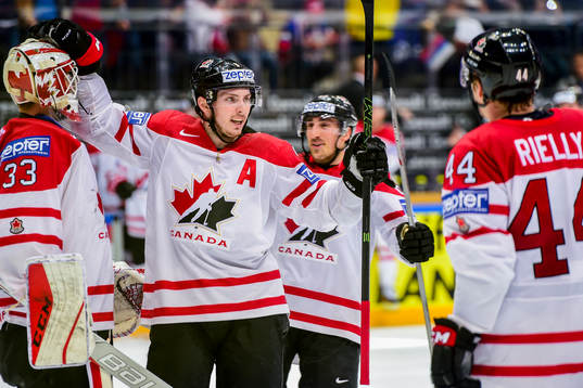 Kanadas målvakt Cam Talbot och Matt Duchene jublar