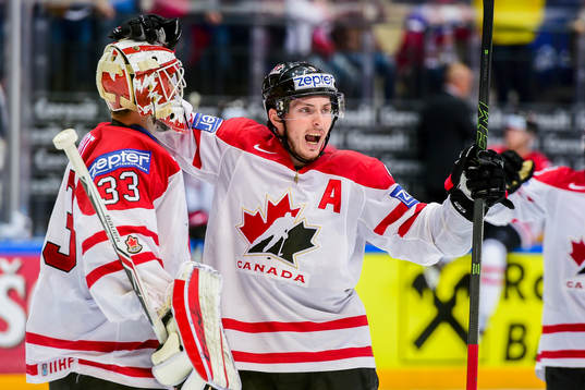 Kanadas målvakt Cam Talbot och Matt Duchene jublar