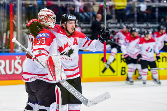 Kanadas målvakt Cam Talbot och Matt Duchene jublar