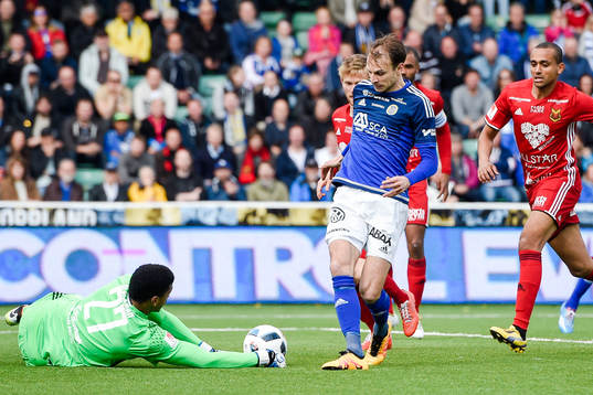 Sundsvalls Lars Christian Krogh Gerson med målchans mot