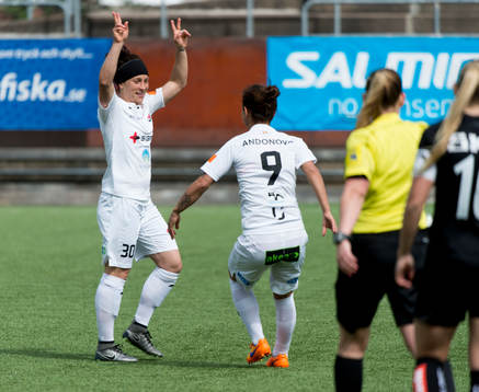 Rosengårds Ella Masar och Rosengårds Natasa Andonova jublar efter 0-1 av Masar
