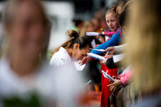 Rosengårds Marta Viera Da Silva skriver autografer