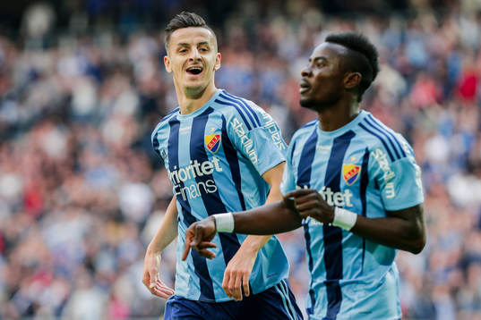Djurgårdens Haris Radetinac och Sam Johnson jublar efter 1-0