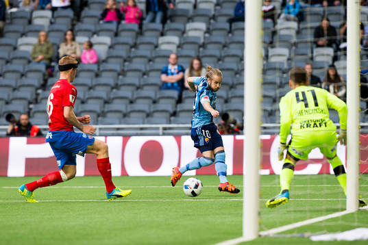 Djurgårdens Daniel Berntsen med ett inlägg