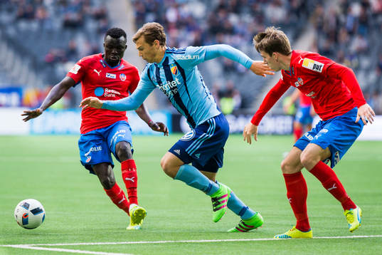 Djurgårdens Jesper Karlström (m) i kamp om bollen med Helsingborgs Lalawélé Atakora och Adam Eriksson