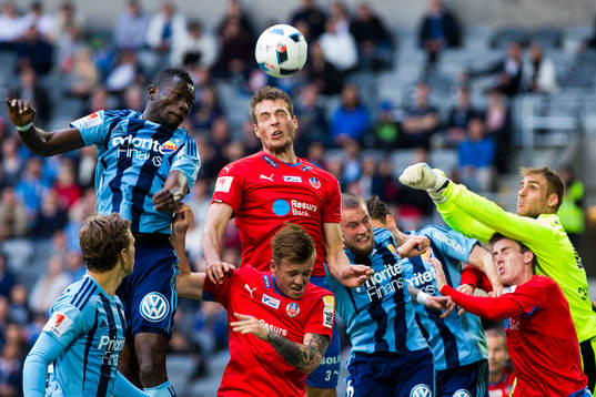 Djurgårdens Omar Colley i en nickduell med Helsingborgs
