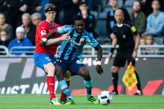Helsingborgs Peter Larsson i kamp om bollen med