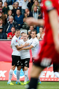 Örebros Daniel Gustavsson jublar efter 2-2