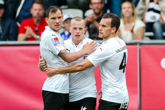 Örebros Daniel Gustavsson jublar efter 2-2