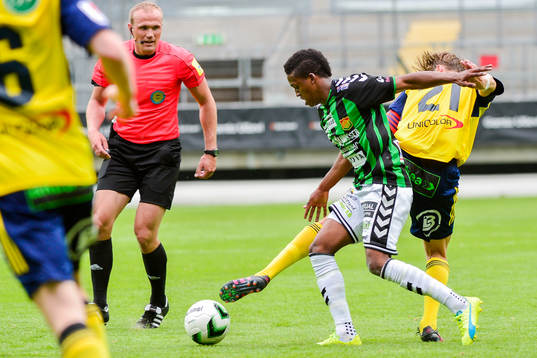 Domare Patrik Eriksson och GAIS Luther Singh 