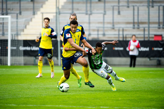 Ängelholms Patrick Dyrestam i kamp med Luther Singh