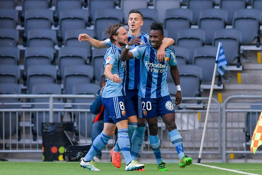 Djurgårdens Kevin Walker , Haris Radetinac och Sam Johnson jublar efter 1-0