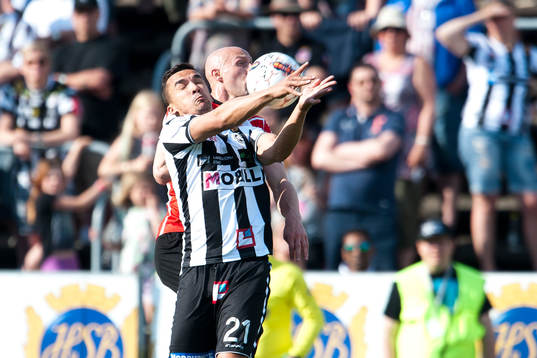 Landskronas Admir Aganovic i nickduell mot Höllvikens Freddy Borg