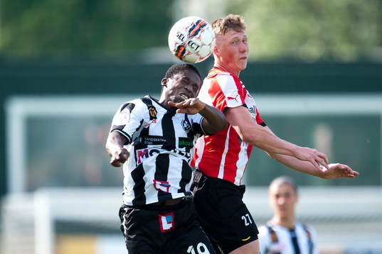 Landskronas Thierry Zahui i nickduell mot Höllvikens Marcus Hortén