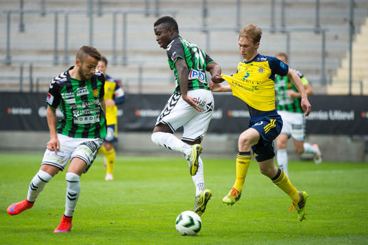 från vänster GAIS Malkolm Moenza Kieron Cadogan i kamp med Ängelholms Albin Nilsson