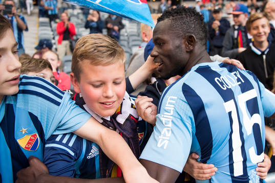Djurgårdens Omar Colley hälsar på och tackar de unga fansen