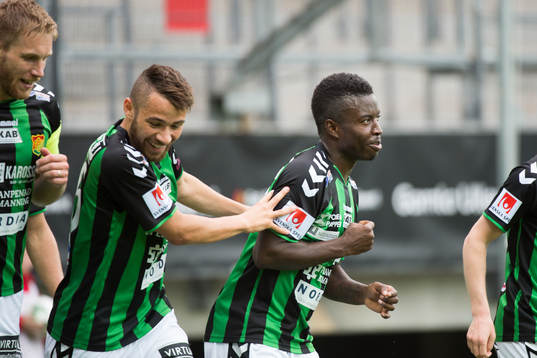 Gais Kieron Cadogan har gjort 3-0 Malkolm Moenza jublar i Superettan mellan GAIS och Ängelholm den 22 maj 2016 i Göteborg. 
