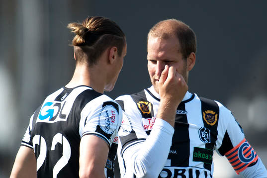 Landskronas Mikael Dahlgren och Jonathan Levi pratar ihop