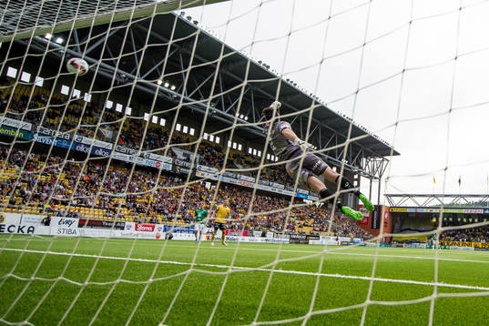 Elfsborgs målvakt Kevin Stuhr Ellegaard ser bollen gå in