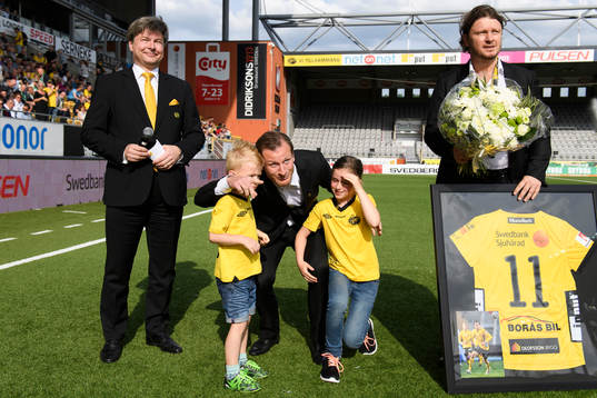 Elfsborgs Daniel Mobaeck avtackades innan fotbollsmatchen med blommor och tavla