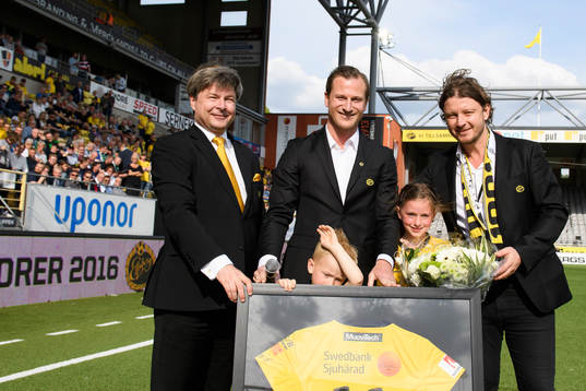 Elfsborgs Daniel Mobaeck avtackades innan fotbollsmatchen med blommor och tavla