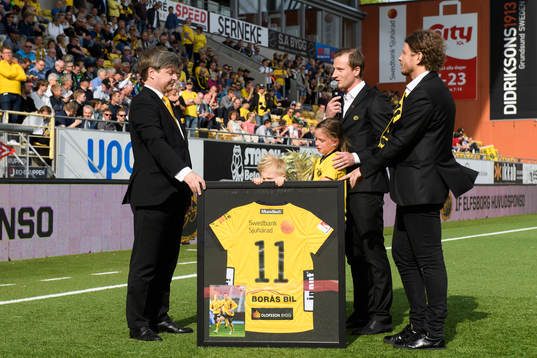 Elfsborgs Daniel Mobaeck avtackades innan fotbollsmatchen med blommor och tavla