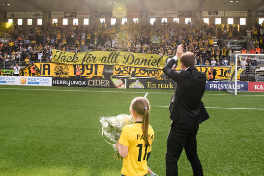 Elfsborgs Daniel Mobaeck avtackades innan fotbollsmatchen i Allsvenskan mellan Elfsborg och Jönköping den 22 maj 2016 i BORÅS.