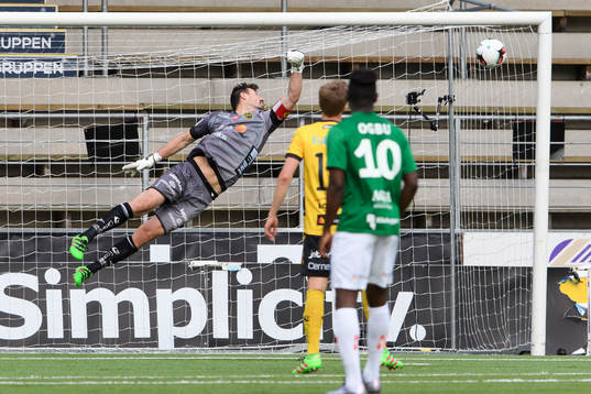 Elfsborgs målvakt Kevin Stuhr Ellegaard ser bollen gå in