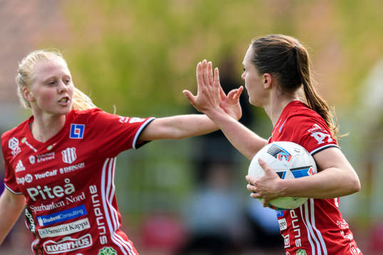 Piteås Felicia Karlsson (h) jublar tillsammans med Elin Bragnum (v) efter sitt 1-2 mål