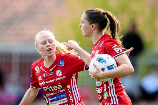 Piteås Felicia Karlsson (h) jublar tillsammans med Elin Bragnum (v) efter sitt 1-2 mål