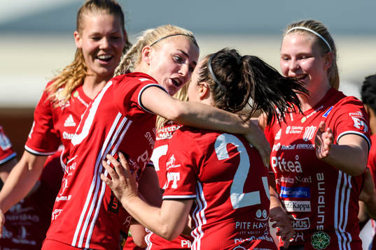 Piteås Emelie Lövgren jublar tillsammans med June Pedersen efter Piteås 2-2 mål