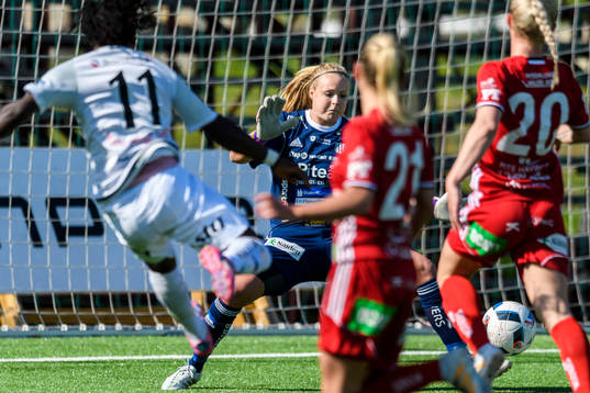 Piteås målvakt Hilda Carlén räddar ett friläge från
