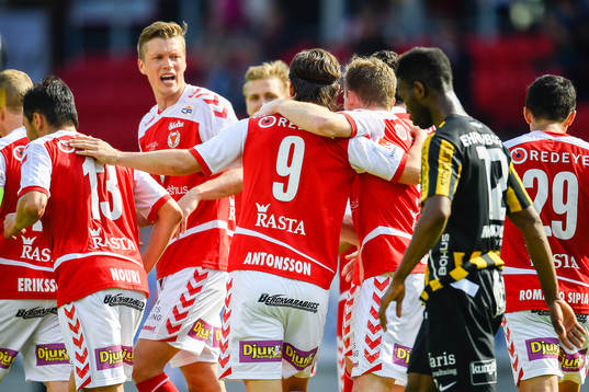 Kalmars spelare jublar efter 1-1 av Marcus Antonsson