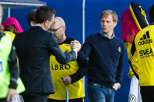 s tränare Rikard Norling och Gefles tränare Roger Sandberg tackar varandra efter fotbollsmatchen i Allsvenskan mellan Gefle och AIK den 23 maj 2016 i Gävle. 