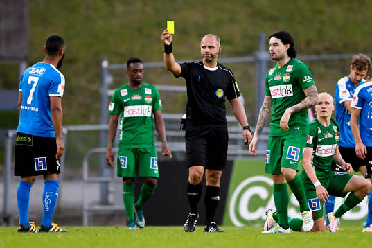 Hammarbys Alexssander Medeiros de Azeredo får gult kort av domaren Robert Daradic