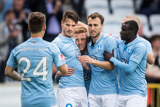 Malmö FFs Vidar Örn Kjartansson, Anders Christiansen, Magnus Wolff Eikrem och Enock Kofi Adu kramar om Markus Rosenberg efter att han gjort 1-0