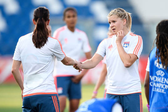 Lyons Lotta Schelin tar i hand med Ada Hegerberg