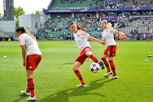 Lyons Lotta Schelin värmer upp