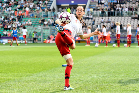 Lyons Lotta Schelin värmer upp