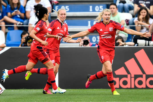 Lyons Ada Hegerberg jublar