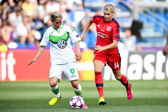 Wolfsburgs Anna Blässe och Lyons Ada Hegerberg